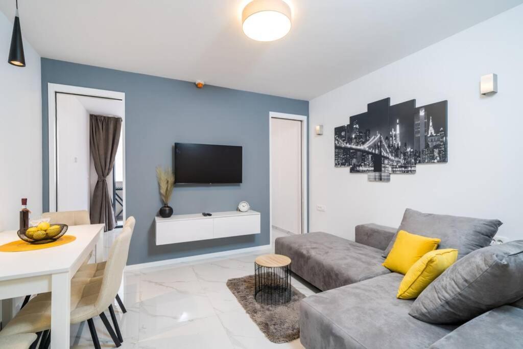 Luxury Downtown West *