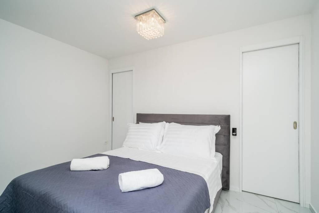 Luxury Downtown West Apartment