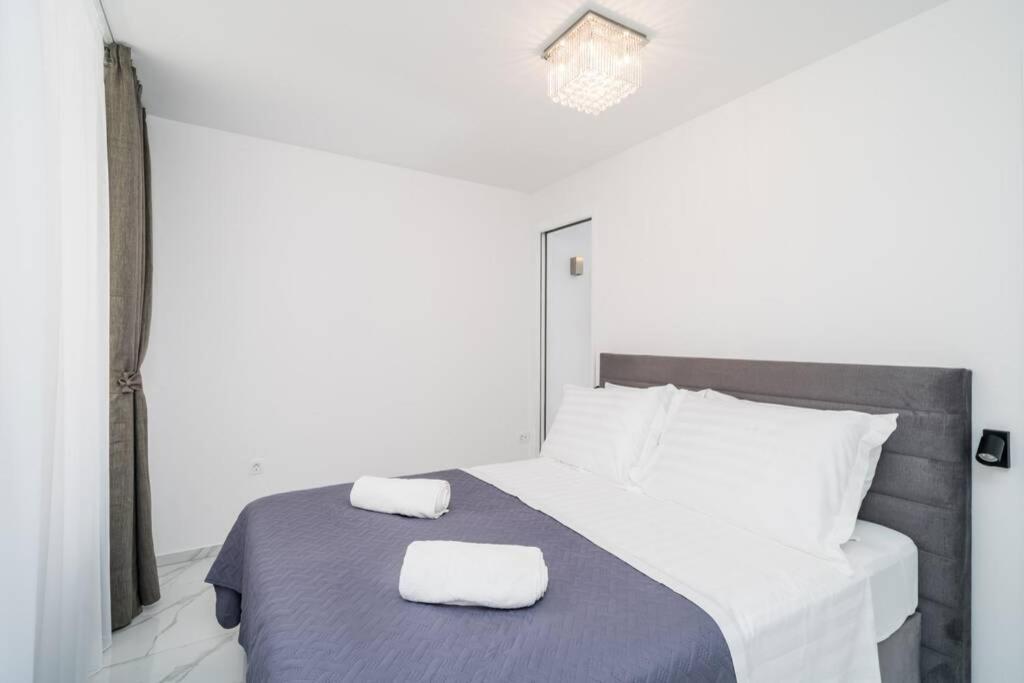 Luxury Downtown West Apartment